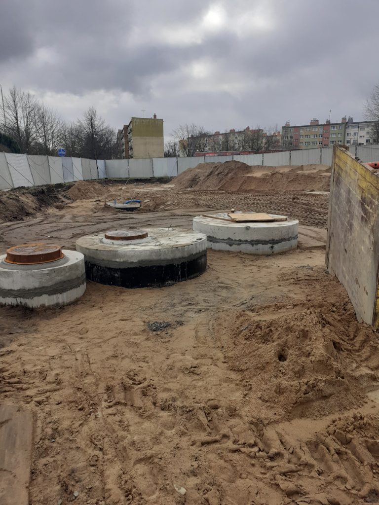 zewnętrzna instalacja kanalizacji sanitarnej i deszczowej przy sklepie w Szczecinku
