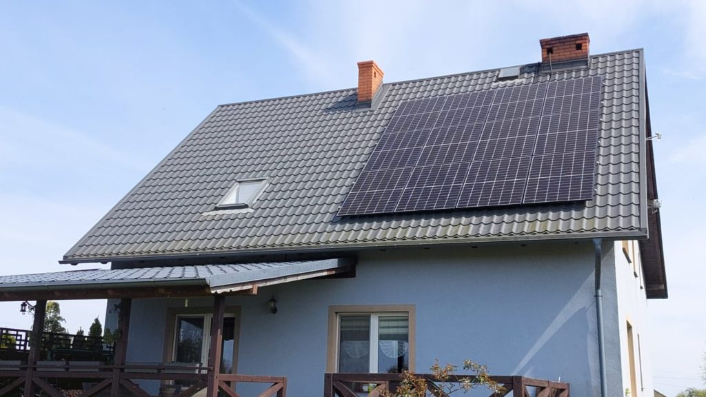 montaż paneli słonecznych na dachu skośnym