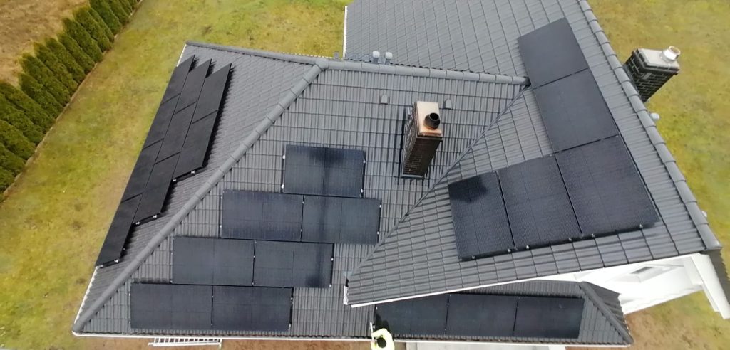 instalacja fotowoltaiczna na dachu domu