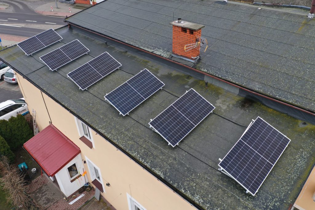 widok na panele fotowoltaiczne na dachu domu